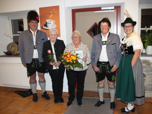 Ehrung verdienter Mitglieder 2024: 2. Vorstand Hubert Schindele, Antonie Wiedemann (40 Jahre), Mini Weiß (60 Jahre), Martin Mader (25 Jahre), 1. Vorständin Hanna Zinth